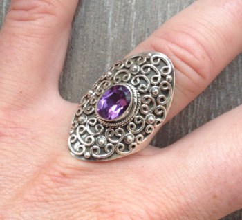 Zilveren ring gezet met Amethist in ovale bewerkte kop 16.5 mm